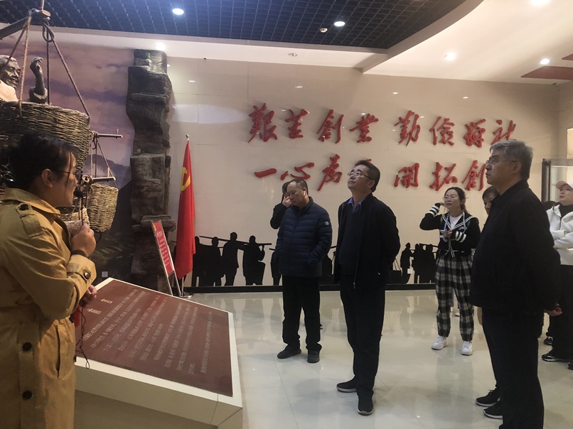 1698652395690114xnks.jpg 參觀扁擔(dān)精神紀(jì)念館.JPG